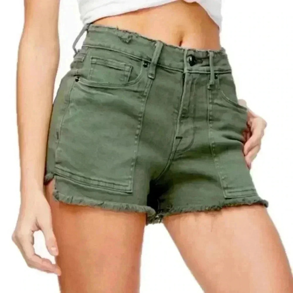 Good American Shorts High Waist
Cut Off Shorts in Green Olive - Picture 2 of 7